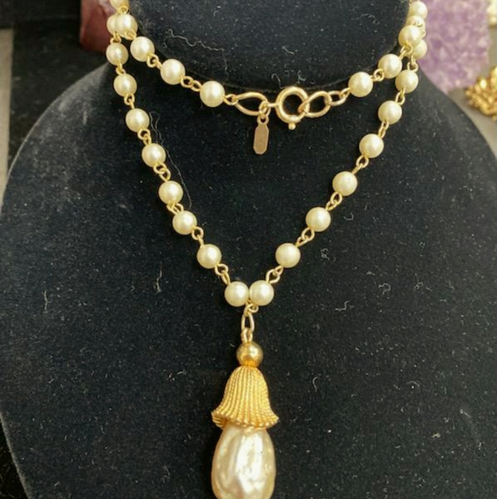 Sarah Coventry long necklace w faux pearls